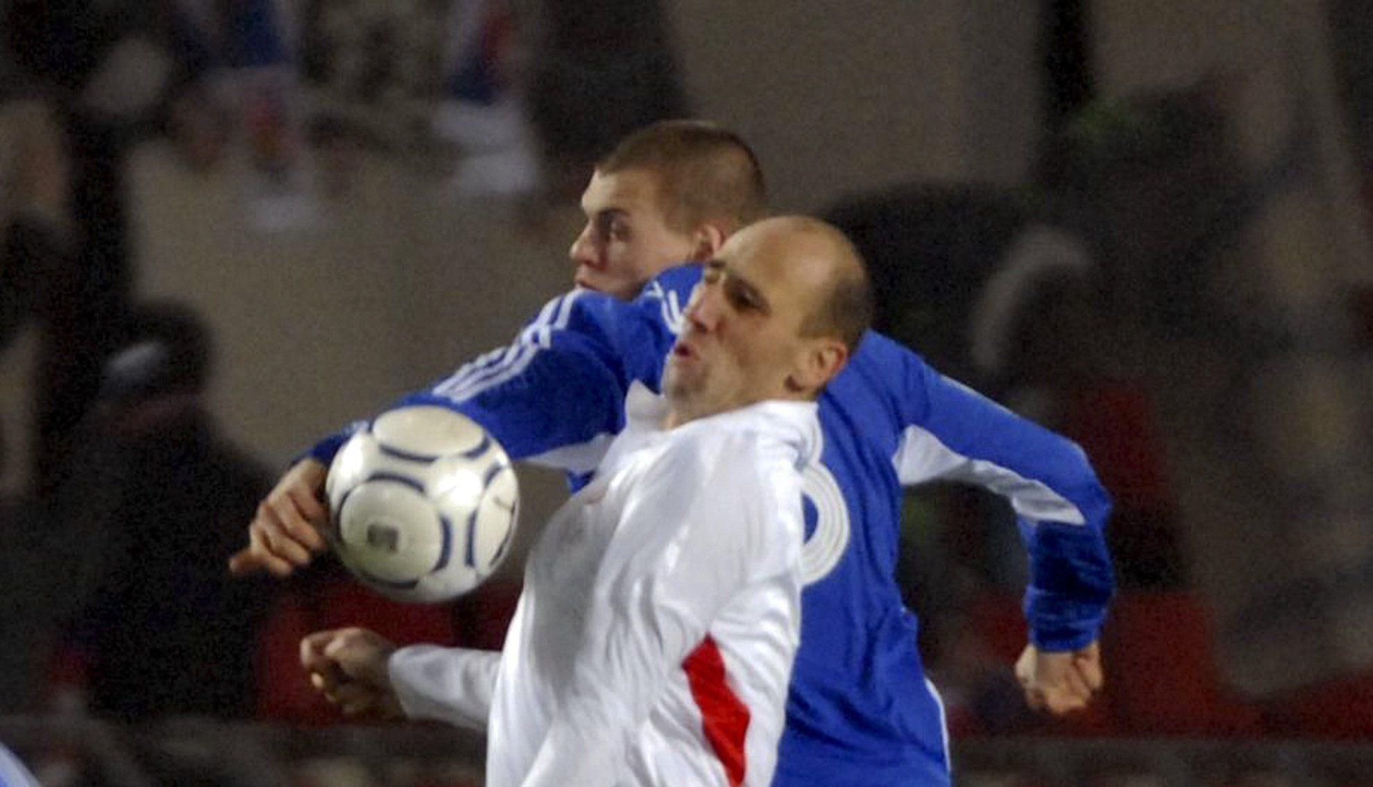 Jan Koller a Martin Škrtel pri súboji v zápase Česka so Slovenskom v Prahe (2007)