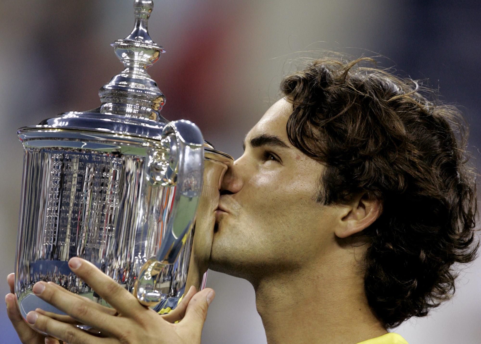 Roger Federer s trofejou za triumf na US Open 2005.