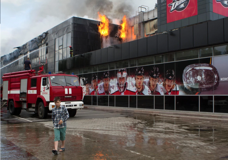 Družba Aréna v Donecku horí po bojoch v meste.
