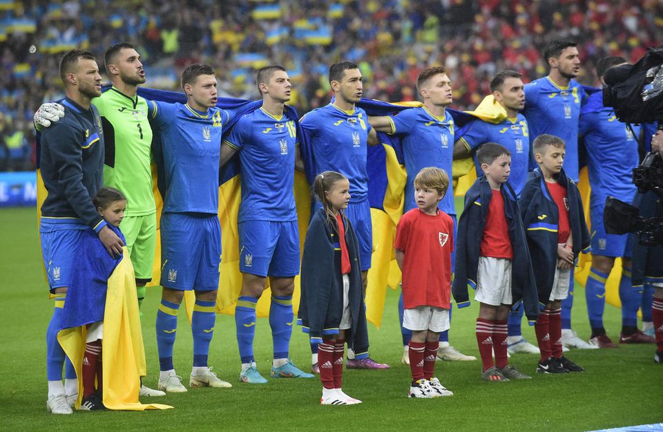 Ukrajinskí futbalisti pred barážovým súbojom o MS proti Walesu.