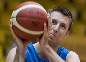 Slovenským basketbalistom bude v predkvalifikácii chýbať dôležitý pivot