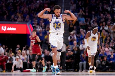 NBA: Curry opäť ťahal obhajcu, hviezdil aj Dončič
