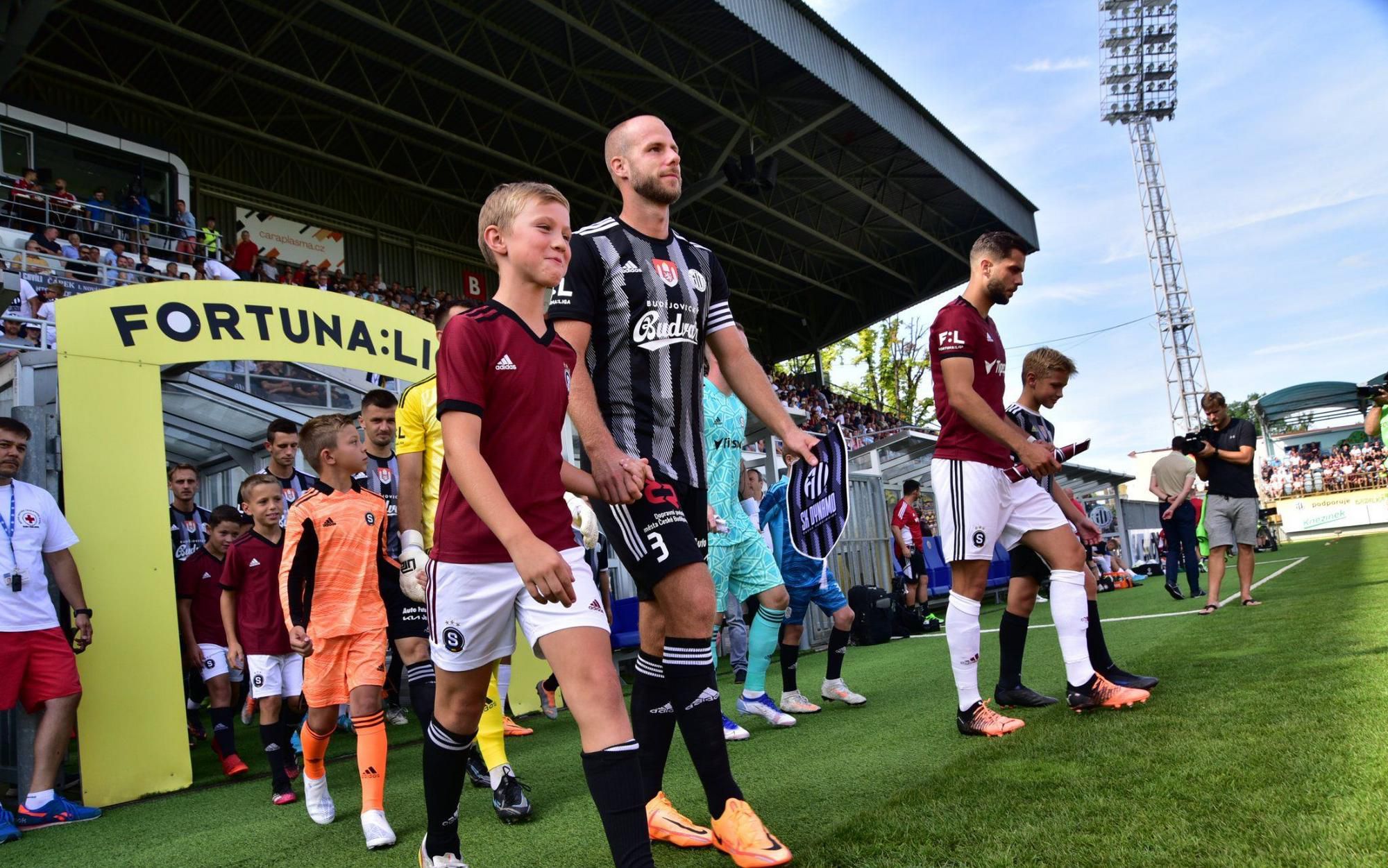 Martin Králik z SK Dynamo České Budějovice a vpravo Dávid Hancko z AC Sparta Praha