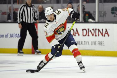 Obranca Weegar sa dohodol s Calgary Flames na 50-miliónovom kontrakte