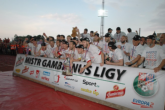 Futbalisti VIktorie Plzeň oslavujú premiérový majstrovský titul