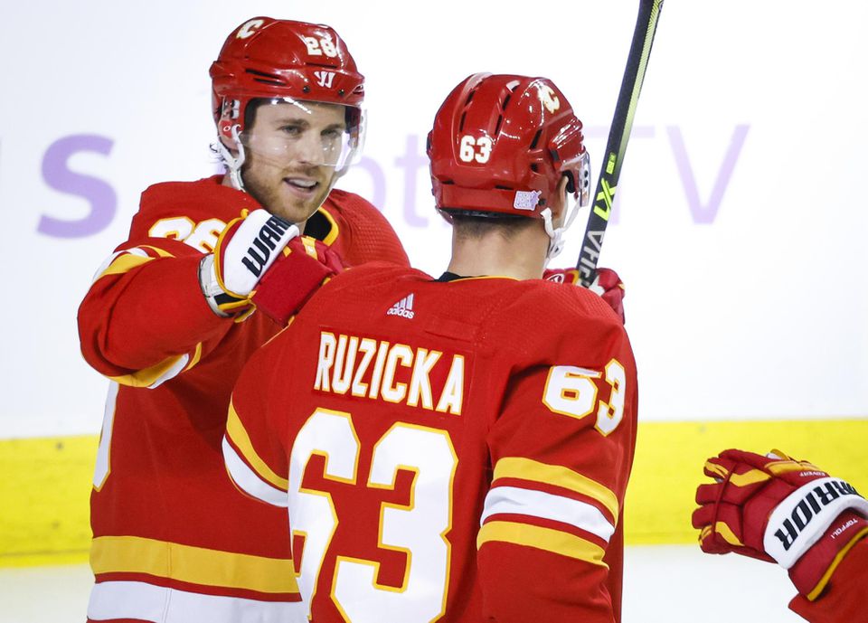 Elias Lindholm a Adam Ružička z Calgary Flames sa tešia z gólu.