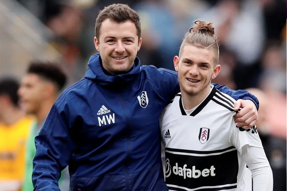 Harvey Elliott pri debute v Premier League za Fulham.