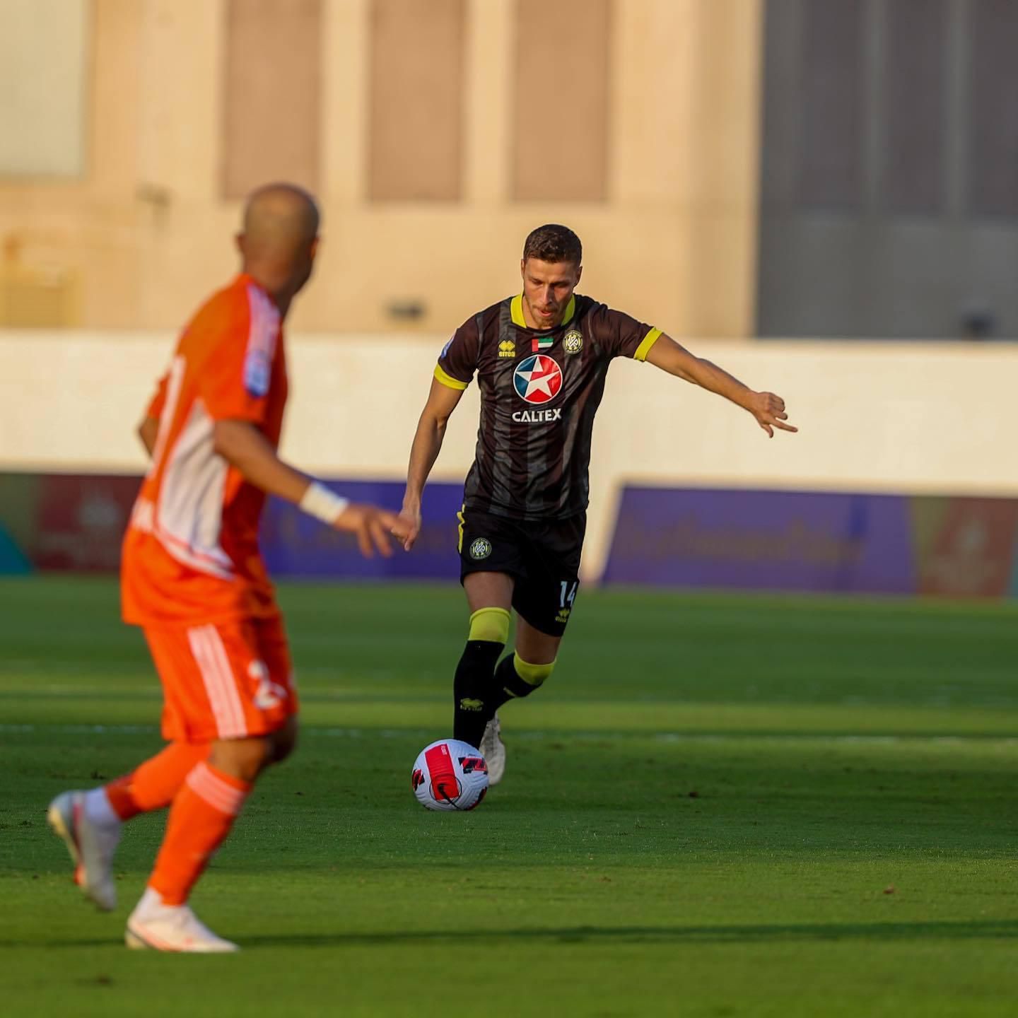 Stredopoliar Filip Kiss v drese FC Ittihad Kalba