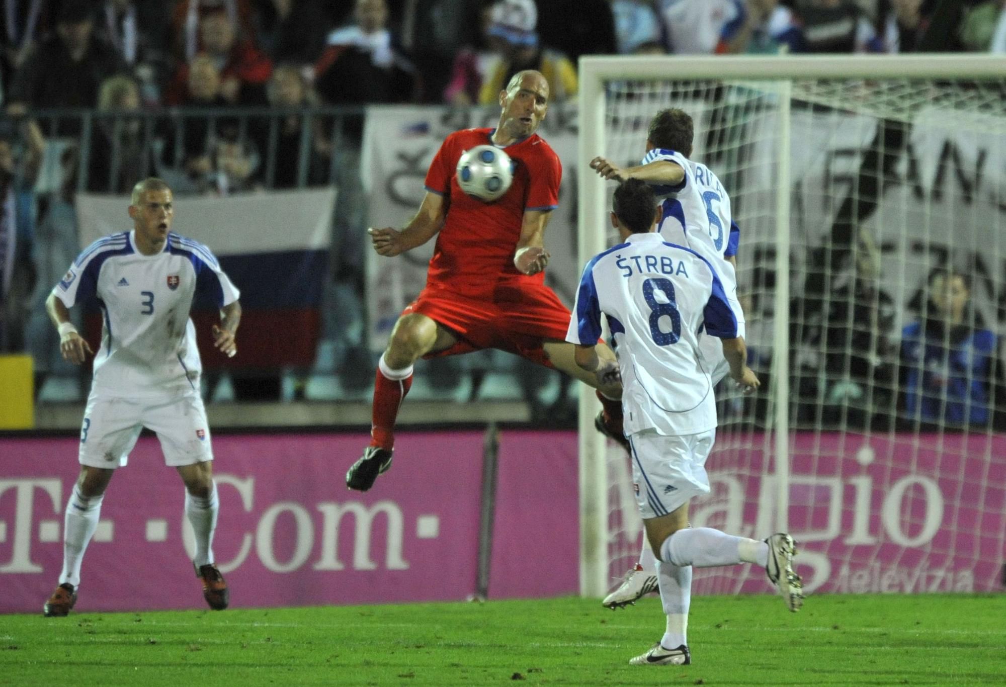 Jan Koller, Zdeno Štrba a v pozadá Martin Škrtel v zápase na Tehelnom poli (2009)