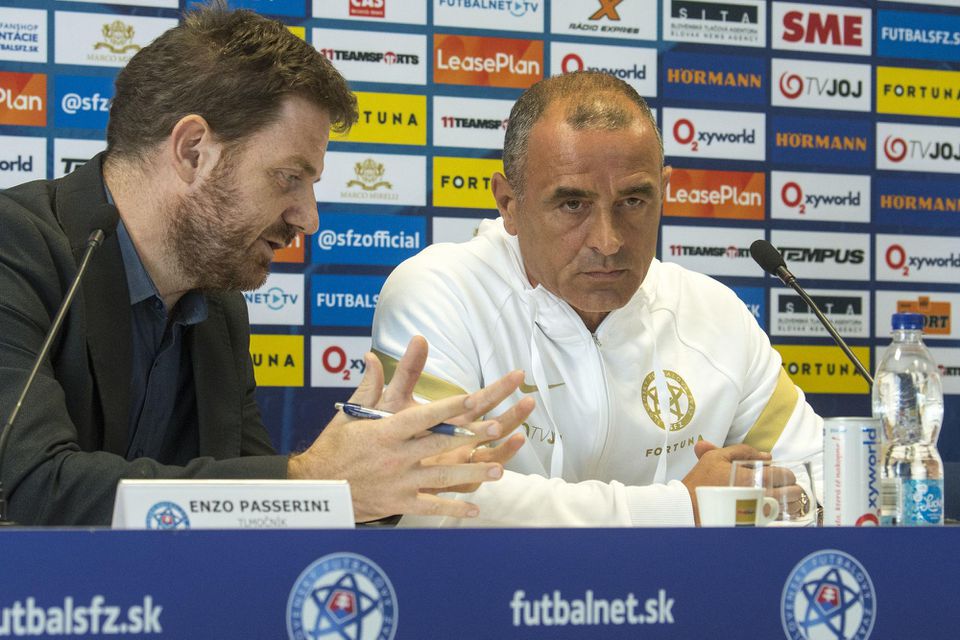 Enzo Passerini (vľavo) počas tlačovej konferencie tlmočí trénerovi našej futbalovej reprezentácie Francescovi Calzonovi.