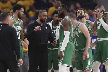 Boston Celtics suspendoval vlastného trénera. Mal milostný vzťah s členkou realizačného tímu