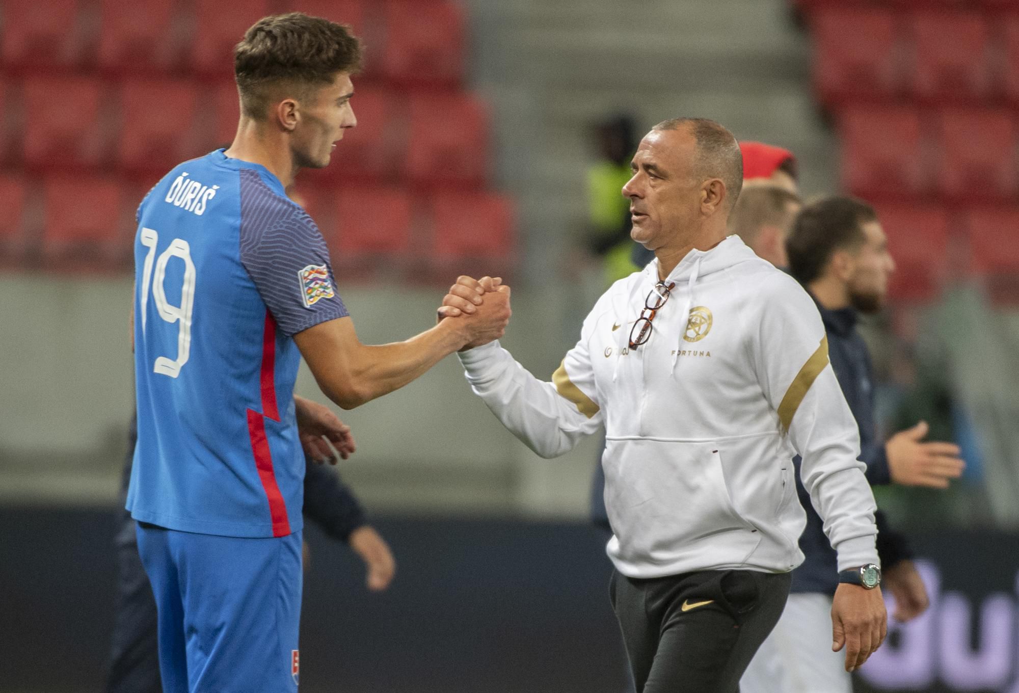 Tréner slovenských futbalistov Francesco Calzona a hráč Dávid Ďuriš po zápase.