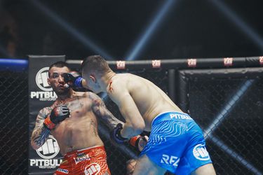 FOTO z RFA 5: Ohňostroj českého klenotu, pád veterána i komplikácia pre Brichtu na ceste do UFC