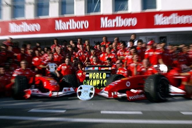 Tím Ferrari oslavuje siedmy titul majstra sveta Michaela Schumachera po Veľkej cene Belgicka 2004.