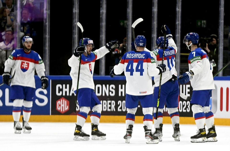 MS v hokeji 2022: Slovensko - Fínsko (Slovenskí hokejisti sa tešia z gólu)