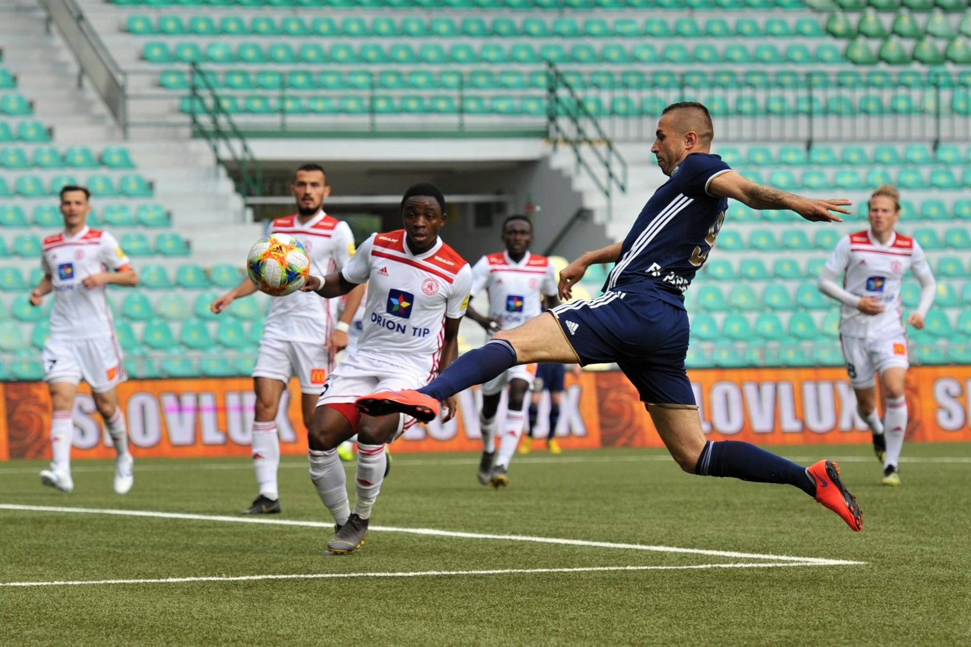 Spomienka na barážovú odvetu Trenčína s Popradom v sezóne 2018/19: Stanislav Šesták pri zakončení.