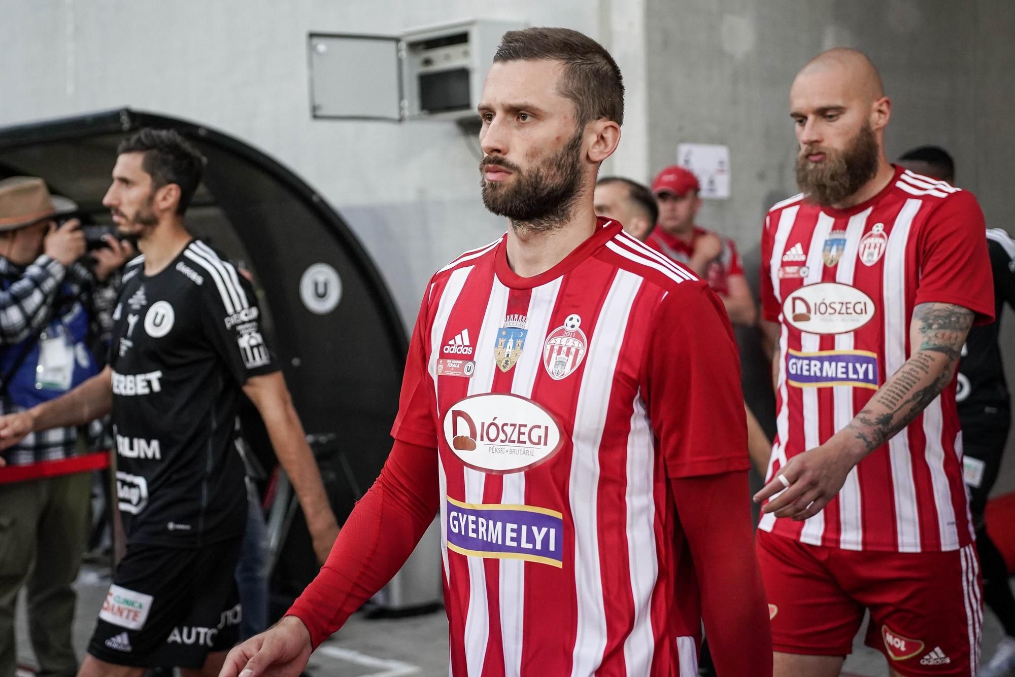 Maximálne sústredenie: Takto na finále nastupovali slovenskí legionári v službách OŠK Sepsi Pavol Šafranko a Branislav Niňaj (vpravo).