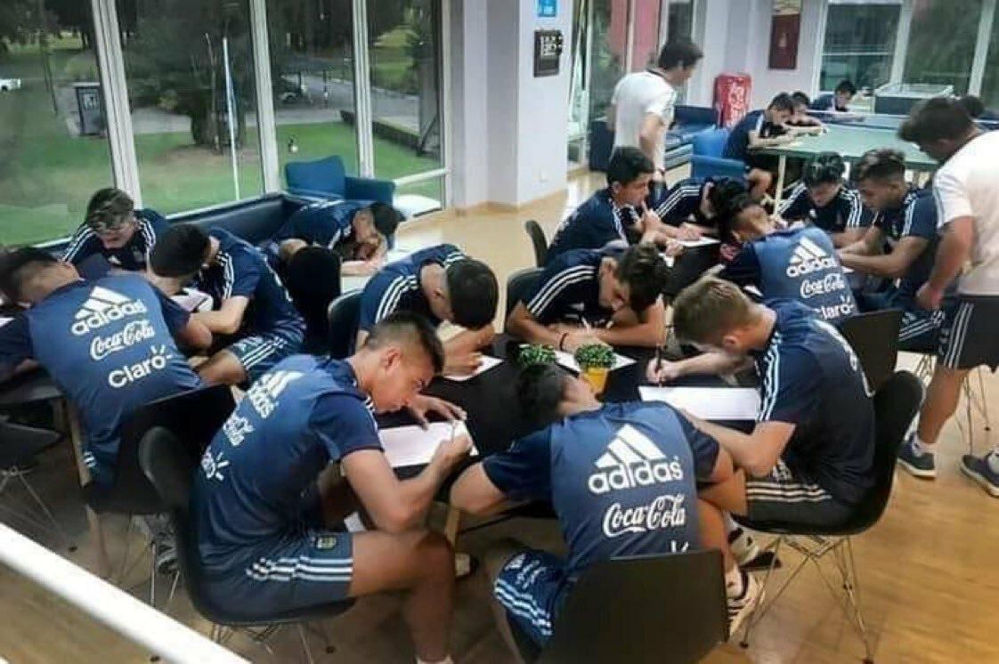 Argentína U20, hráči si robia domáce úlohy