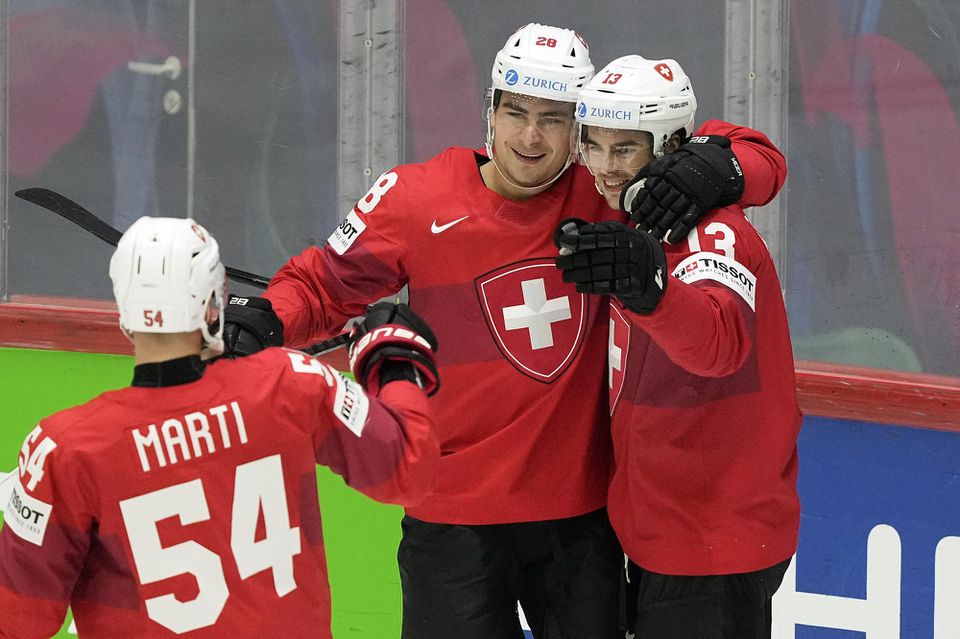 MS v hokeji 2022: Švajčiarski hokejisti sa tešia z gólu v zápase so Slovenskom.