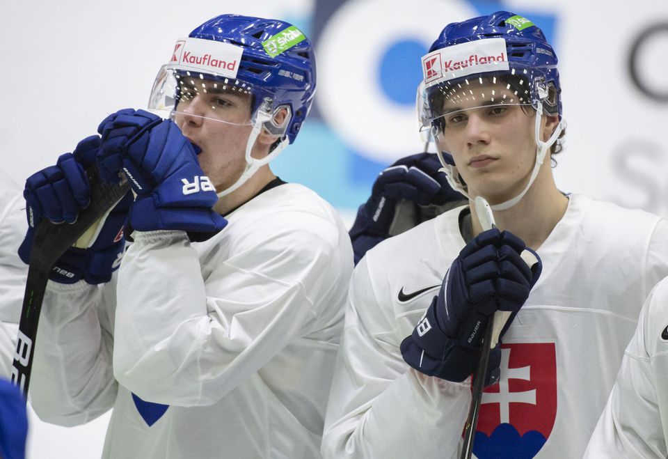 MS v hokeji 2022: Juraj Slafkovský (vpravo) a Šimon Nemec počas tréningu slovenskej hokejovej reprezentácie