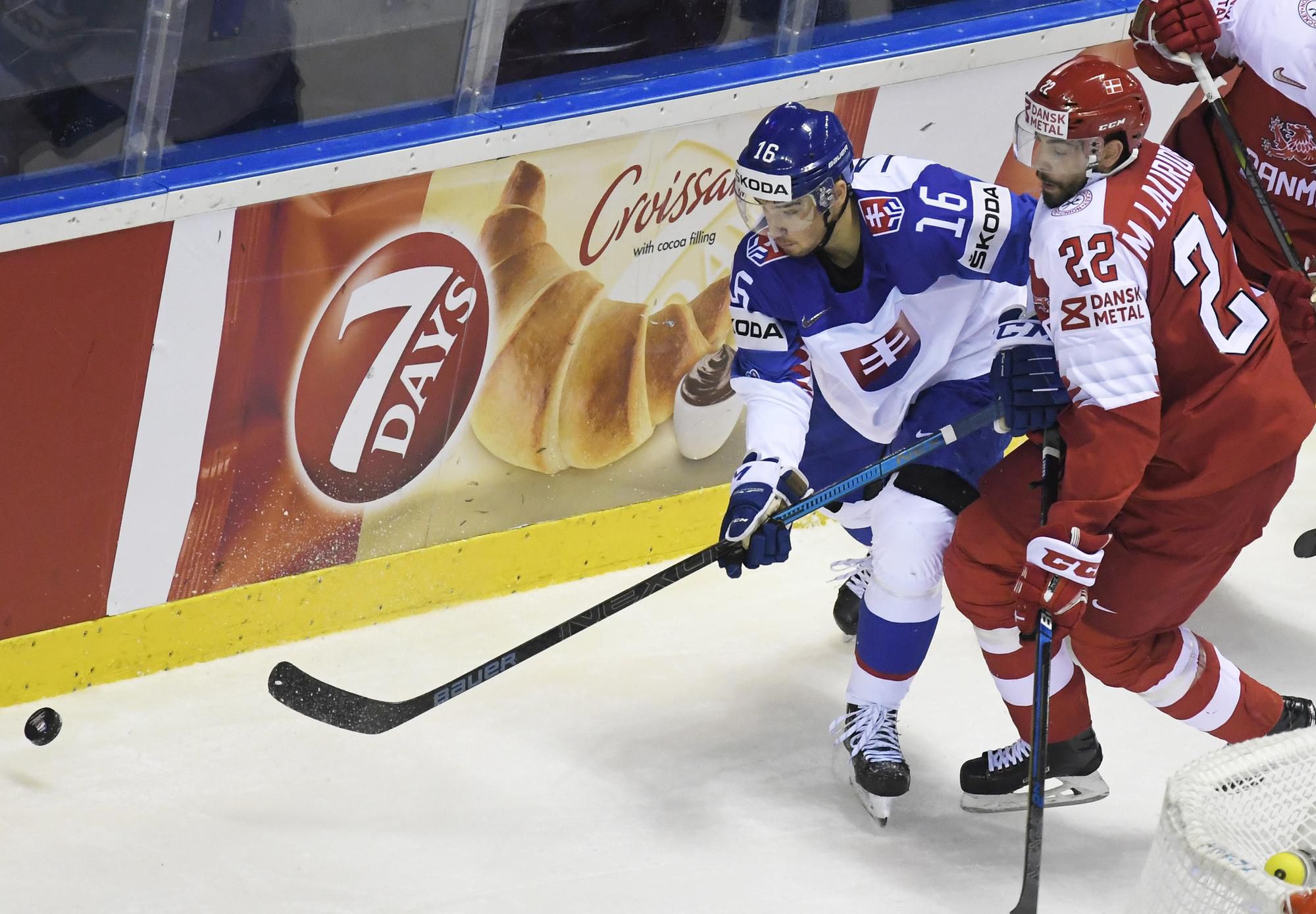 Róbert Lantoši (Slovensko), vpravo Markus Lauridsen (Dánsko) v zápase základnej A-skupiny Slovensko – Dánsko na 83. majstrovstvách sveta v ľadovom hokeji v Košiciach 21. mája 2019