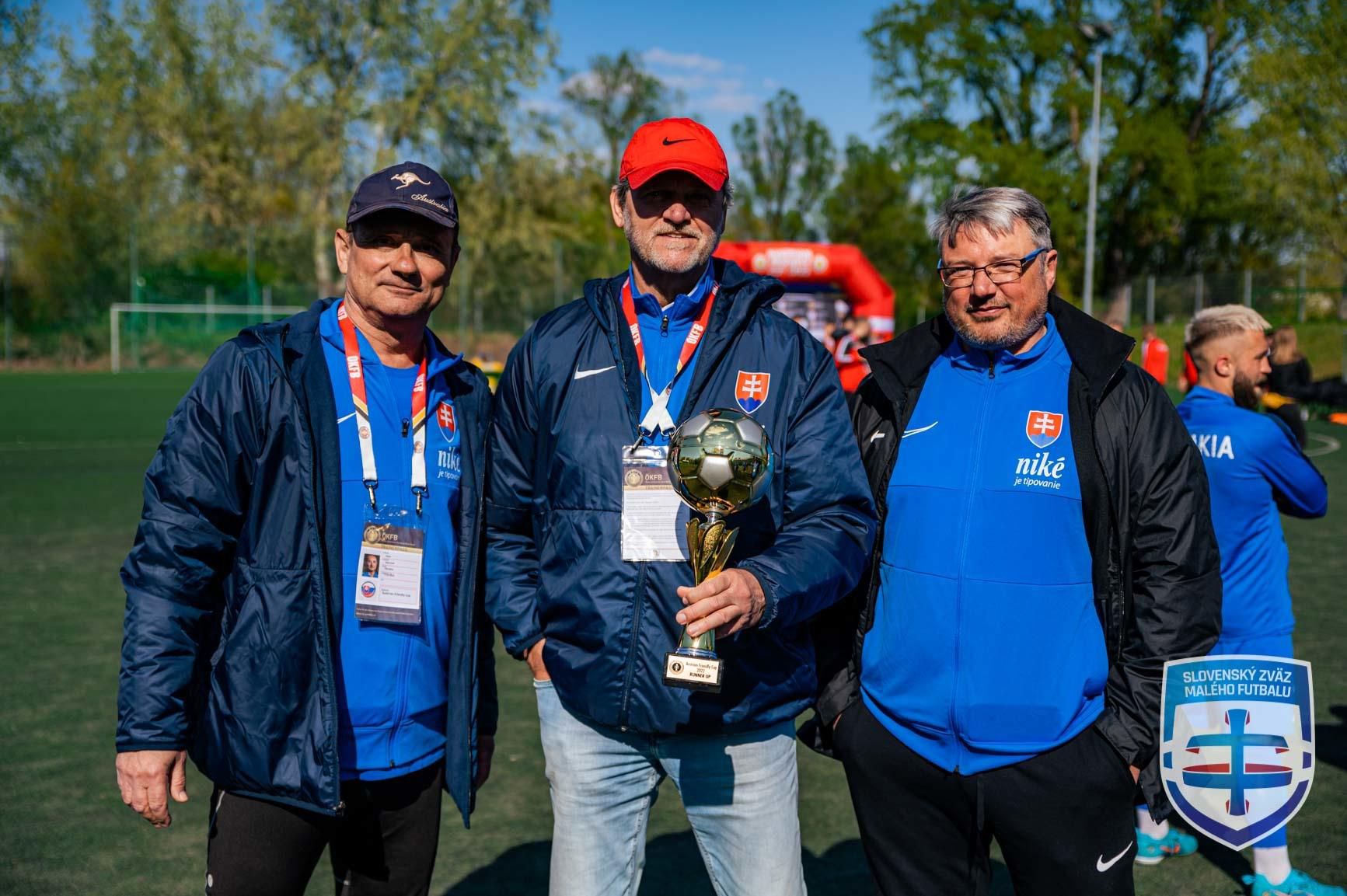 Tréner Slovenska v malom futbale Ladislav Borbély (uprostred) pózuje s trofejou