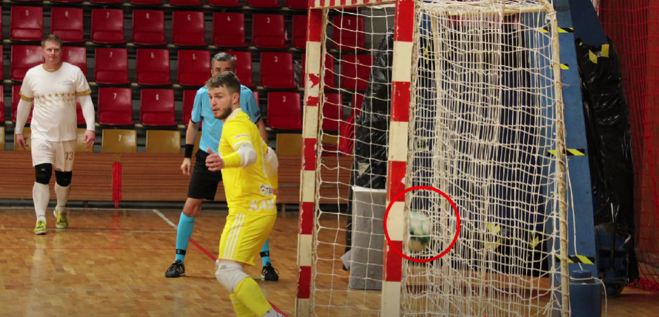 Neuznaný gól v penaltovom rozstrele semifinálového súboja futsalovej extraligy medzi Prievidzou a Lučencom.
