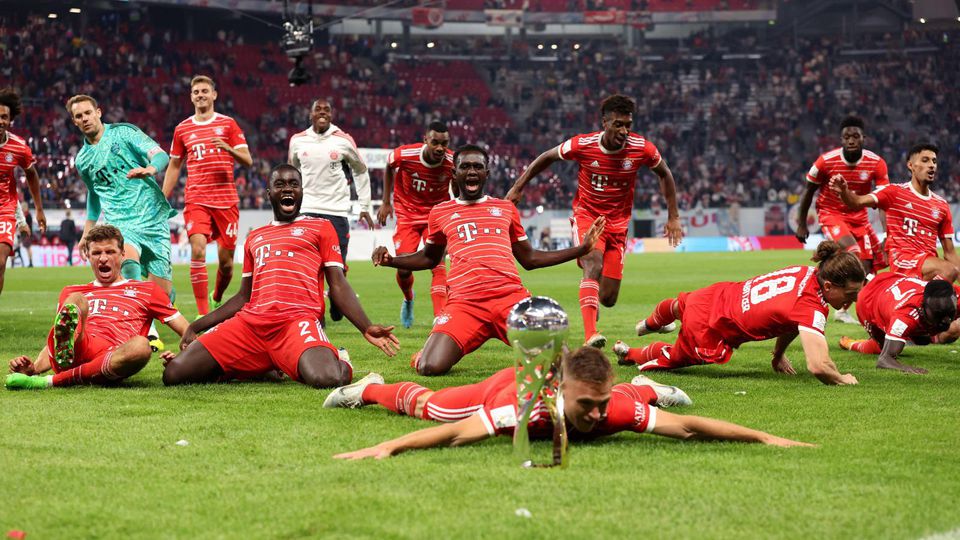 Futbalisti Bayernu Mníchov oslavujú zisk nemeckého Superpohára