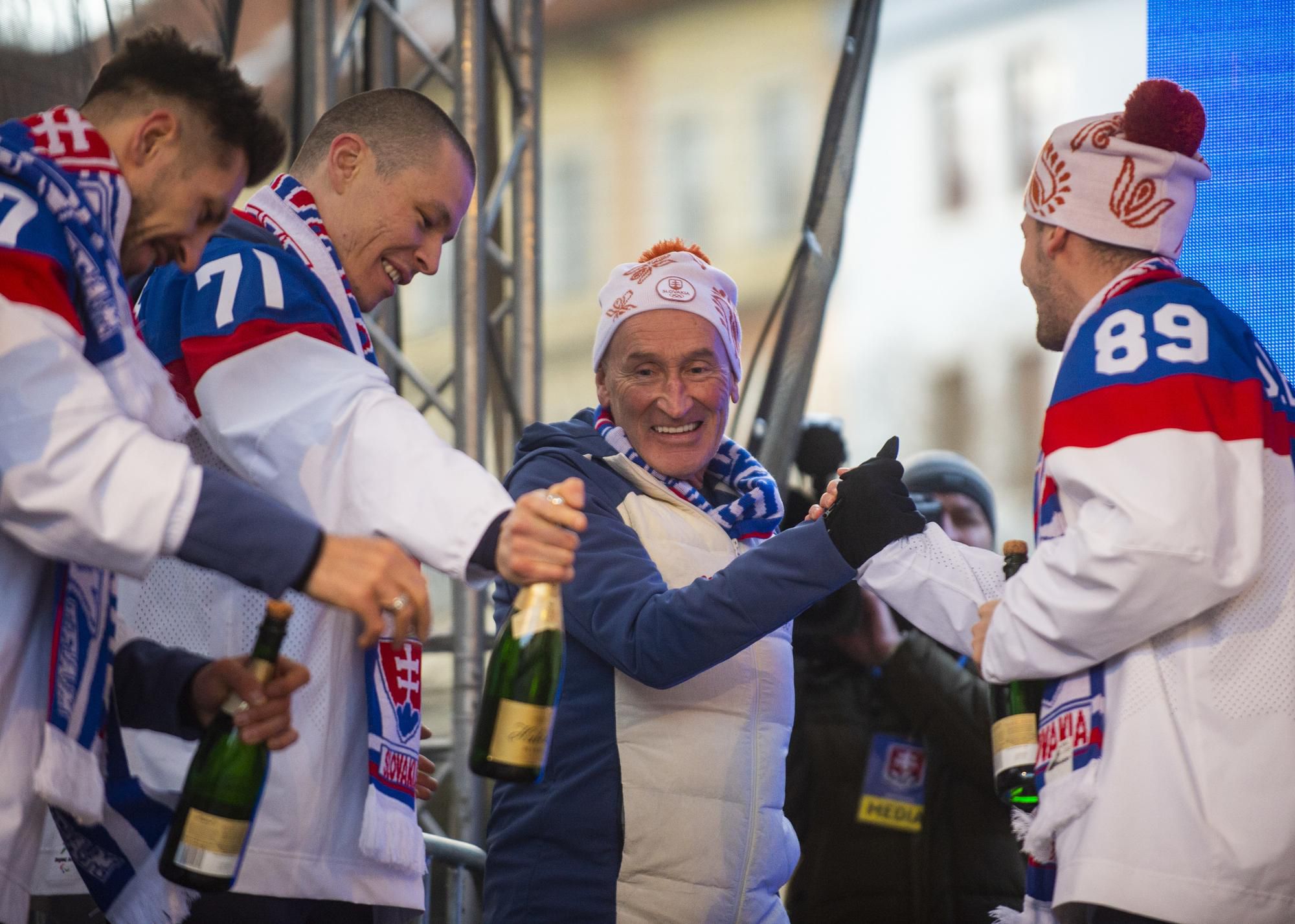Tréner Craig Ramsay počas osláv zisku bronzových medailí na Námestí SNP v Bratislave.