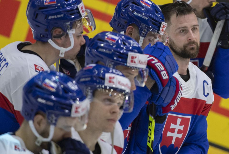 MS v hokeji 2022: Slovensko - Nemecko (sklamaní hráči Slovenska, vpravo kapitán Tomáš Tatar)