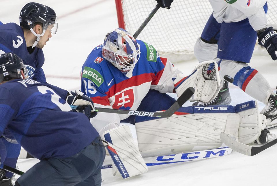 MS v hokeji 2022: Slovensko - Fínsko (Adam Húska, vľavo Niklas Friman)
