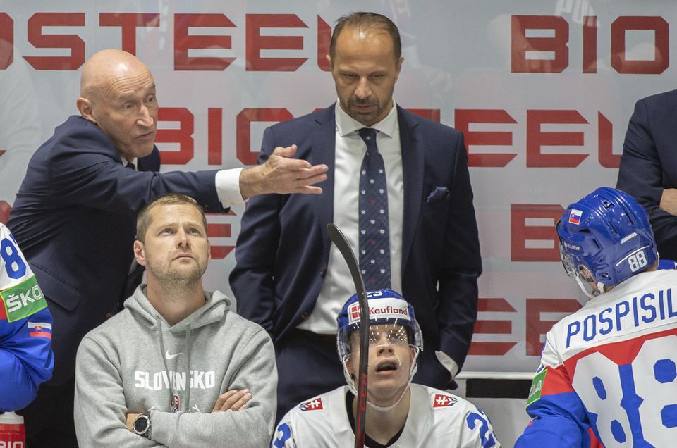 Zľava tréner slovenských hokejistov Craig Ramsay, asistent Ján Pardavý, dole uprostred Adam Liška a vpravo Kristián Pospíšil.