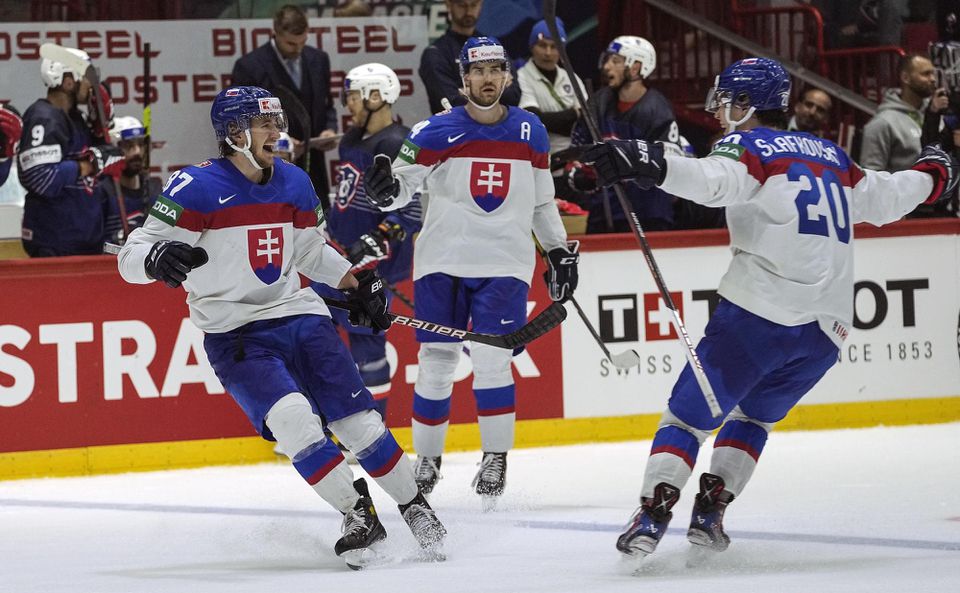 MS v hokeji 2022: Francúzsko - Slovensko (Pavol Regenda, Peter Čerešňák a Juraj Slafkovský sa tešia z gólu)