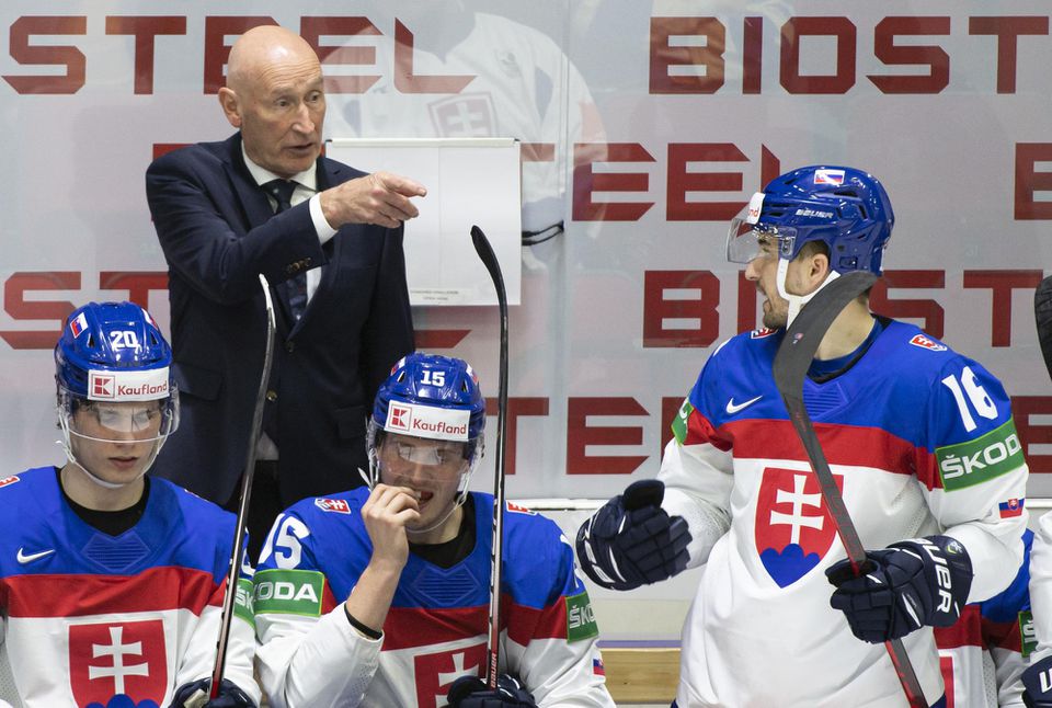 MS v hokeji 2022: Francúzsko - Slovensko (hlavný tréner Craig Ramsay,  zľava dole Juraj Slafkovský, Jakub Minárik a Róbert Lantoši)