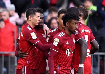 Penalta Lewandowského zachránila triumf Bayernu, hráča Bielefeldu hospitalizovali