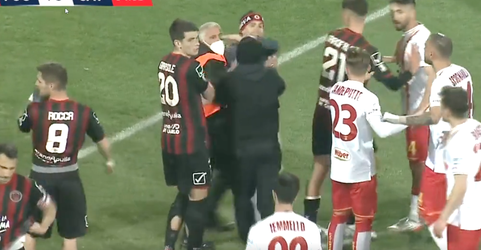 Divočina v talianskej lige. Hráča napadol fanúšik, štadión opustil s policajnou eskortou