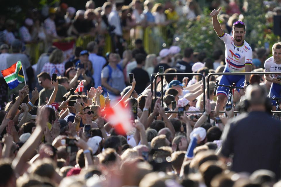 Slovenský cyklista Peter Sagan z francúzskeho tímu TotalEnergies zdraví divákov.