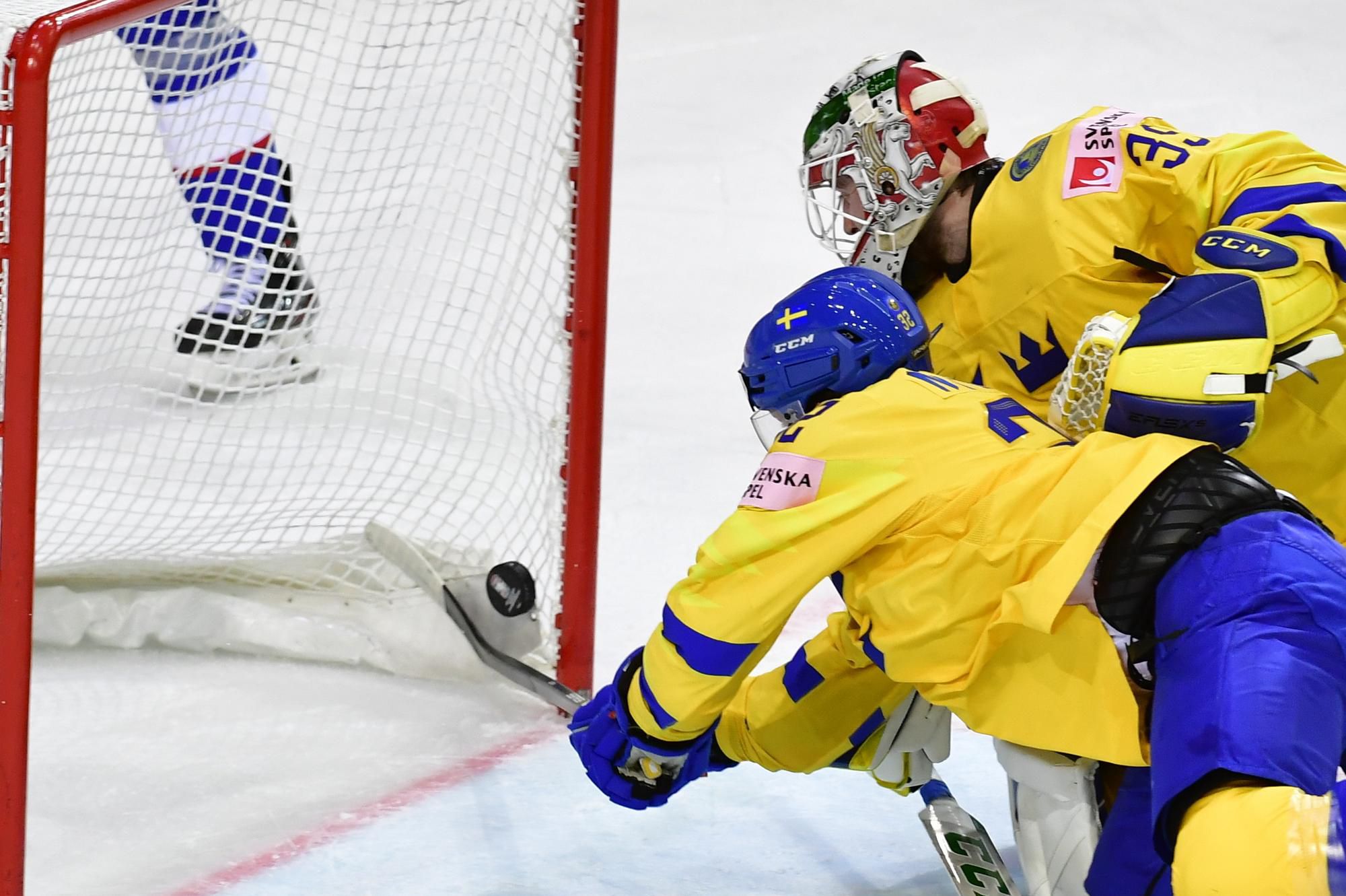 MS v hokeji 2021: Švédsko - Slovensko (Magnus Nygren sa snaží zabrániť gólu Petra Cehlárika)
