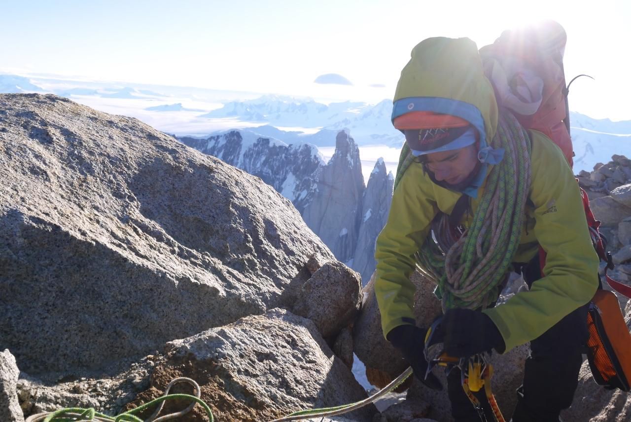 Marianna Jagerčíková na vrchole Fitz Roy (3405 m) v Patagónii. Úpätie steny je o 1950 m nižšie.