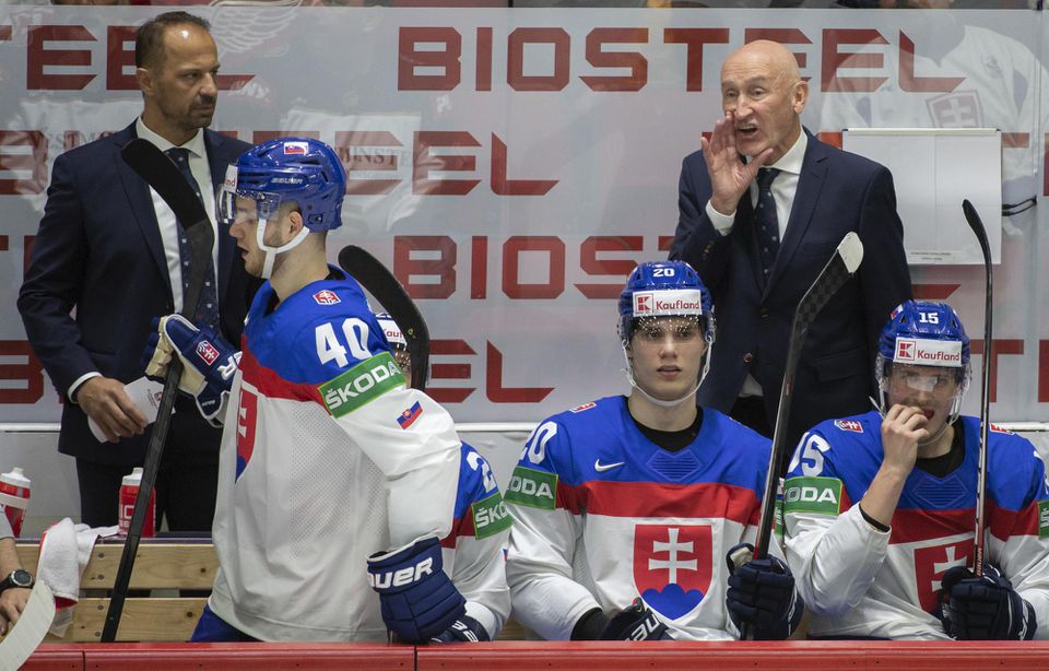 MS v hokeji 2022: Francúzsko - Slovensko ( vpravo hore Craig Ramsay, vľavo hore jeho asisitent Ján Pardavý, zľava dole Miloš Roman, Juraj Slafkovský a Jakub Minárik)