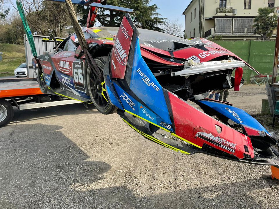 Lamborghini Huracán pretekára Bronislava Formánka po havárii v Imole.
