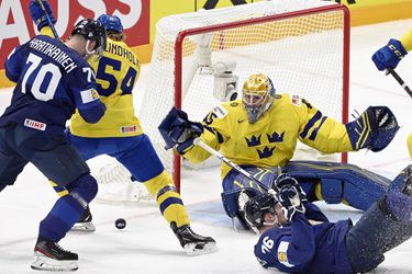 MS v hokeji: Severské derby medzi Fínskom a Švédskom rozuzlila nájazdová lotéria
