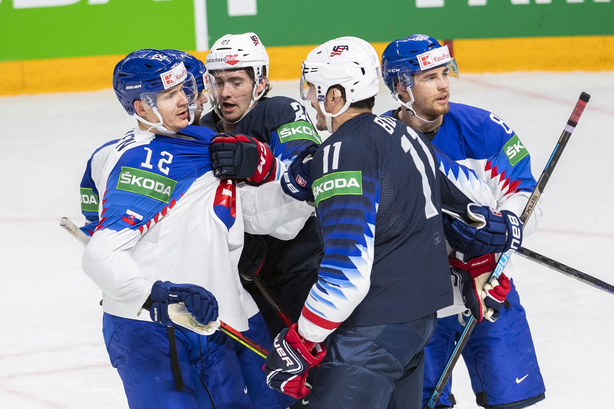 MS v hokeji 2021: USA - Slovensko: zľava Miloš Kelemen, Mário Grman (obaja Slovensko), Kevin Rooney, Brian Boyle (obaja USA) a Kristián Pospíšil (Slovensko)