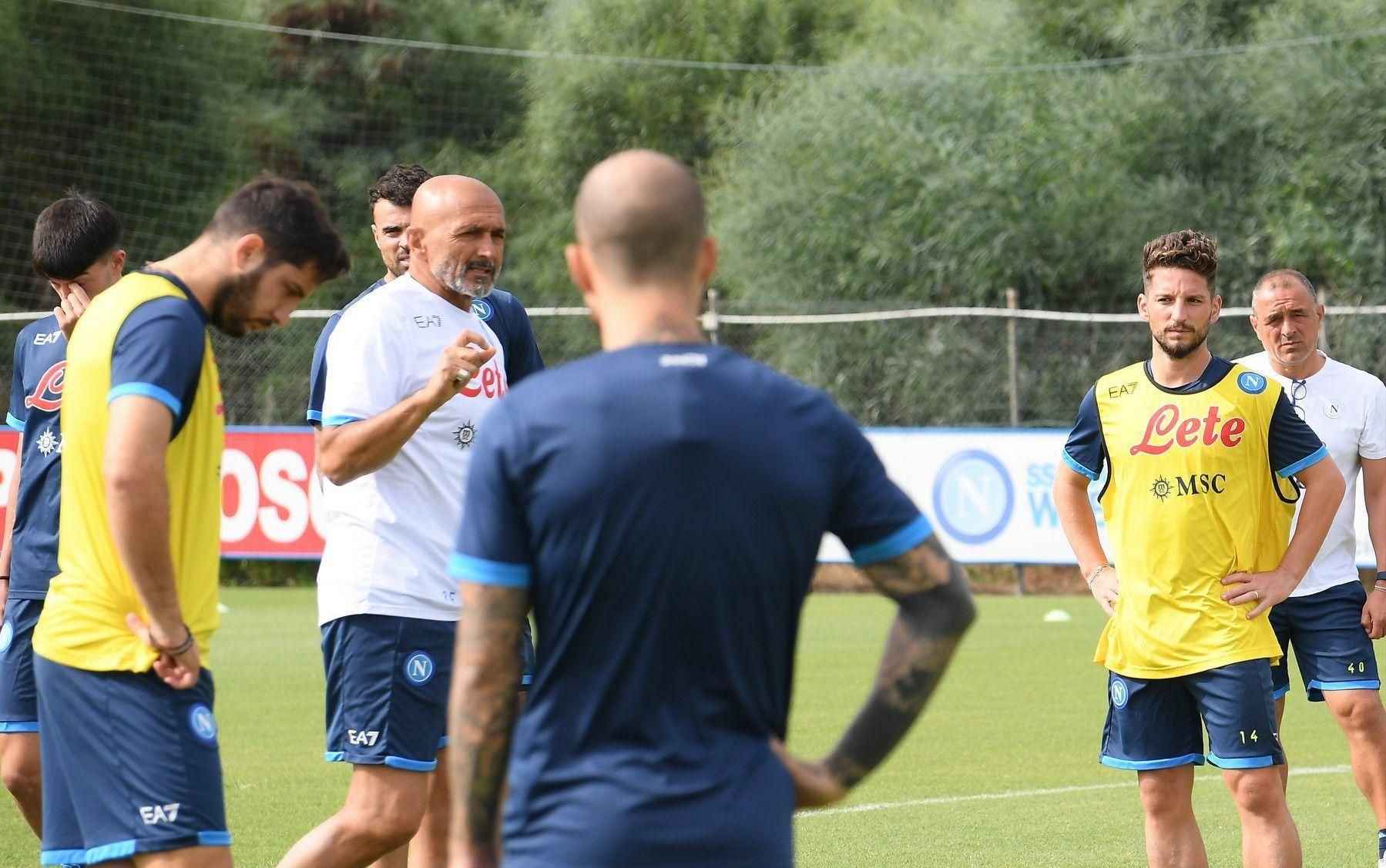 Luciano Spalletti na tréningu Neapola a v pozadí Francesco Calzona