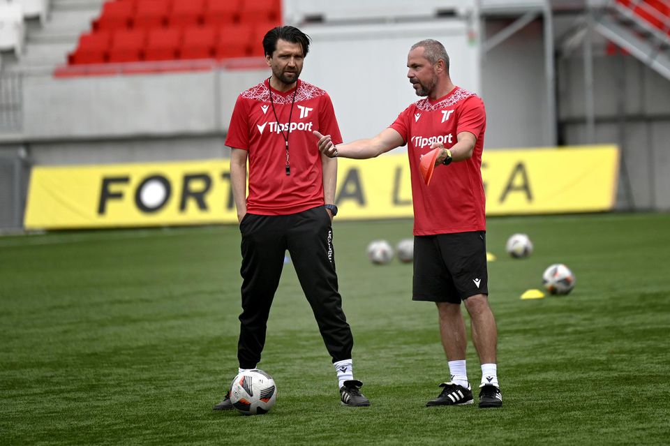 Nový tréner futbalového klubu AS Trenčín Peter Hyballa (vľavo) a jeho asistent Marián Zimen