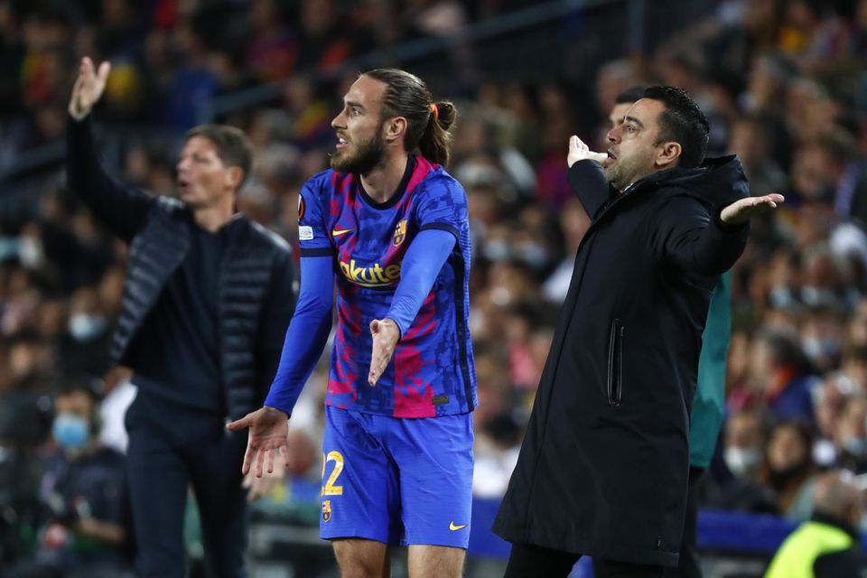 Tréner FC Barcelona Xavi a Oscar Mingueza.