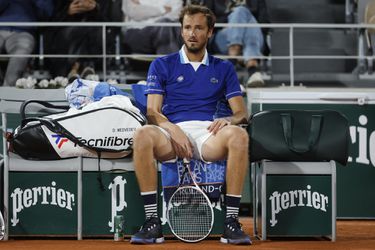 Roland Garros: Čilič zmietol z kurtu Medvedeva. Mladík Rune prekvapil Tsitsipasa