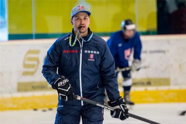 Tréner slovenskej reprezentácie musel spraviť pred Hlinka Gretzky Cupom jednu zmenu