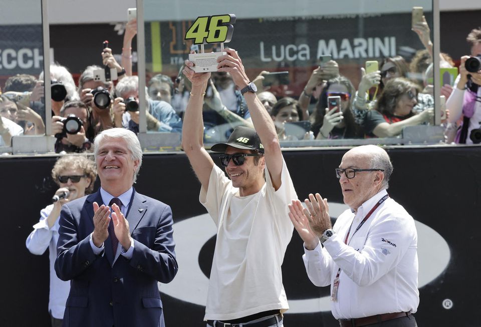 Valentino Rossi v Mugelle pri slávnostnom vyradení jeho čísla 46 zo seriálu MotoGP