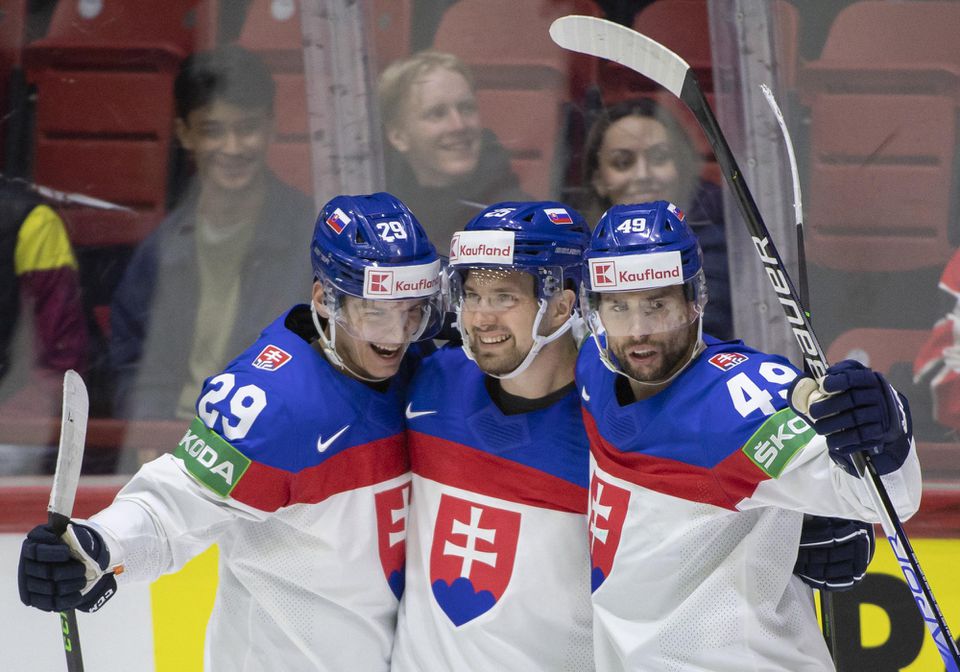 MS v hokeji 2022: Taliansko - Slovensko (Michal Ivan, Alex Tamáši a Samuel Takáč sa tešia z gólu)
